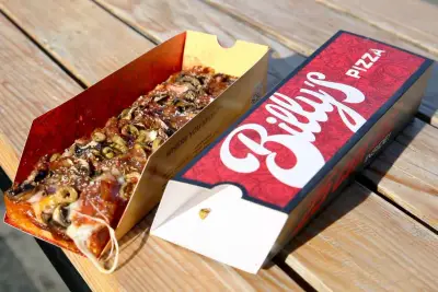Bacon Capricciosa iz Billy's Pizza u Zemunu, kvadratna Detroit pica u otvorenoj kutiji na drvenom stolu
