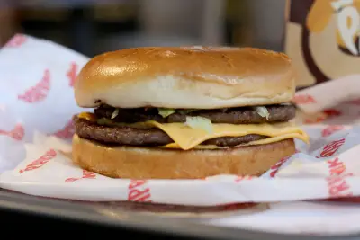 Biggy burger sa dve juneće pljeskavice i čedar sirom u restoranu Paprika na Novom Beogradu