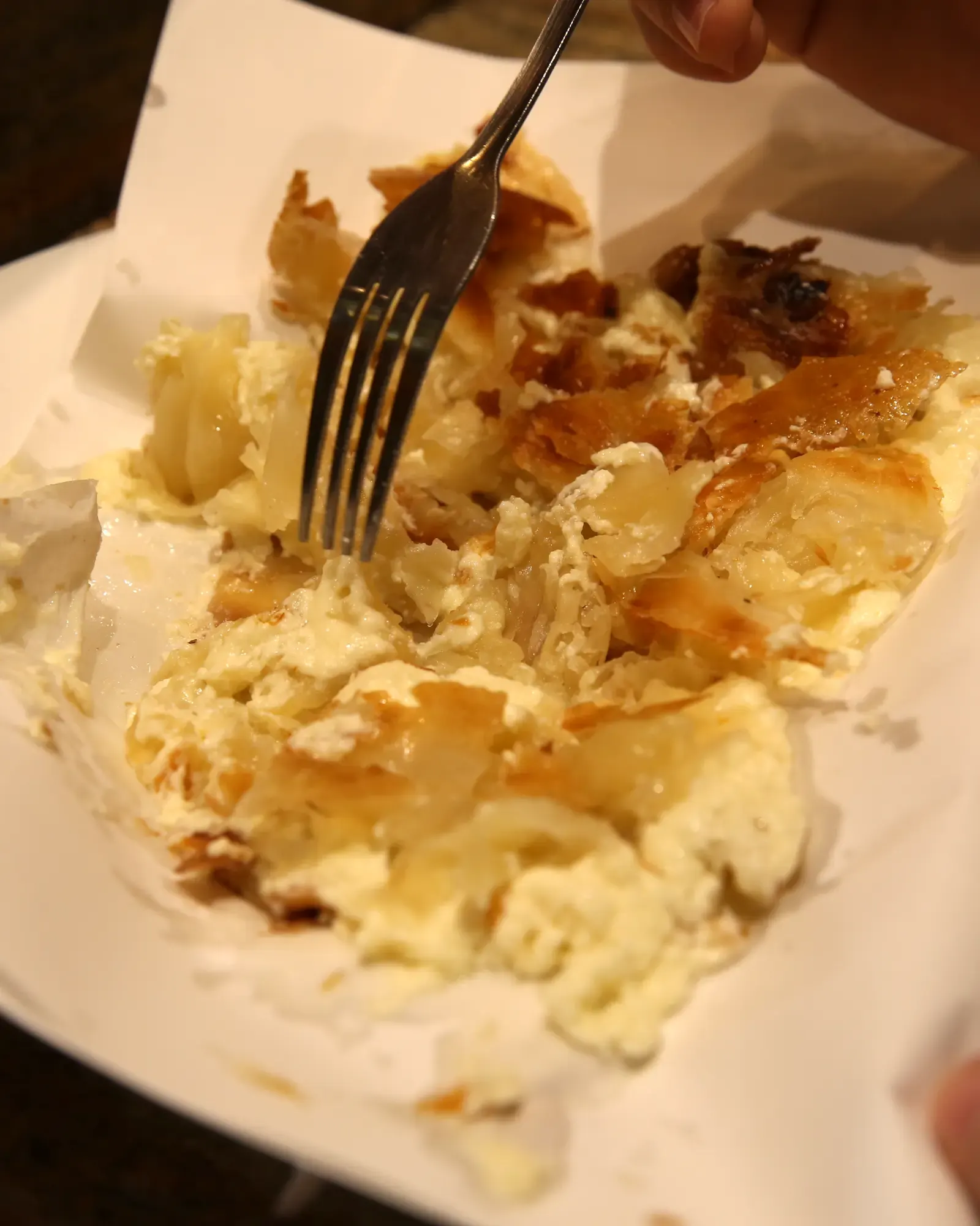 Isečen burek sa sirom, krupni kadar sa viljuškom, Pekara Trpković
