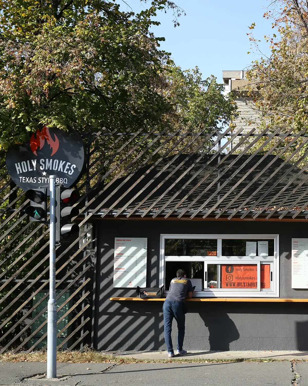 Šalter i eksterijer restorana Holy Smokes