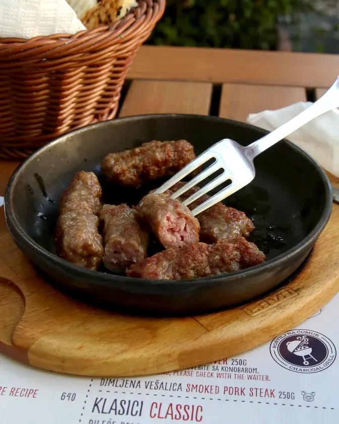 Viljuška zabodena u juneći ćevap na tiganju
