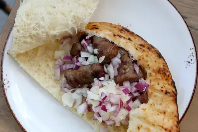 Juneći ćevapi u lepinji sa kajmakom i lukom, Walter Zemun