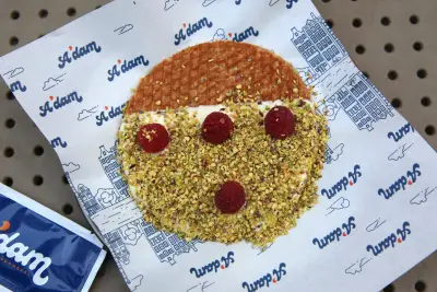 Stroopwafel sa malinom i pistaćima odozgo na A'dam papiru za pakovanje, Beograd