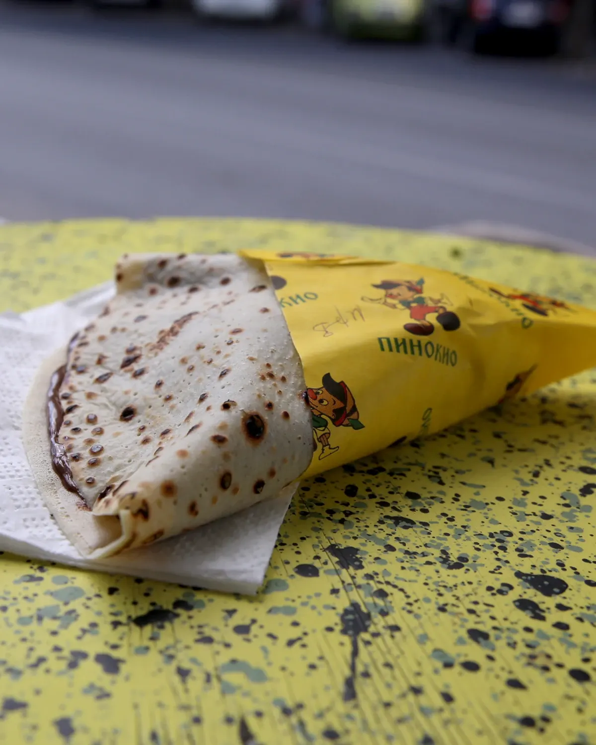 Palačinka sa nutelom, plazmom i bananom na salveti, Pinokio Zemun